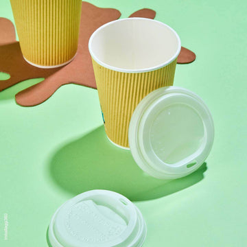 Bicchiere in cartoncino avana ondulato con interno bianco e coperchio bianco